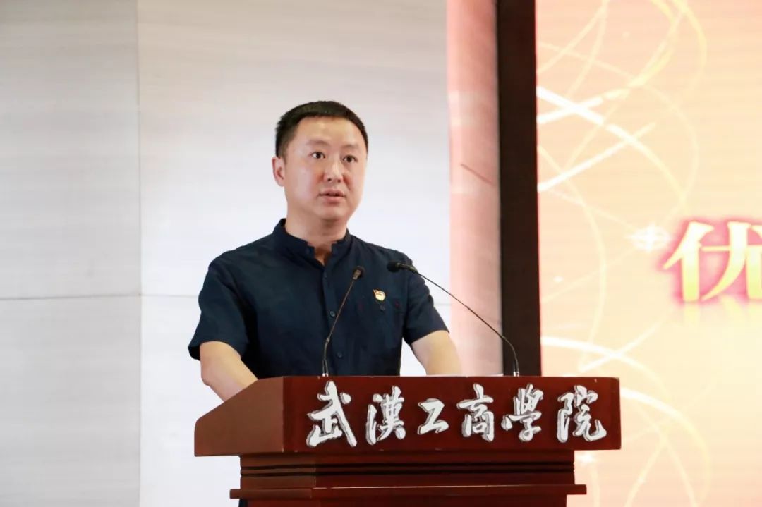图为张俊副校长宣读《中共云顶4008集团官网委员会关于表彰2018-2019年度先进基层党组织、优秀共产党员和优秀党务工作者的决定》 摄影:孙欢环.jpg